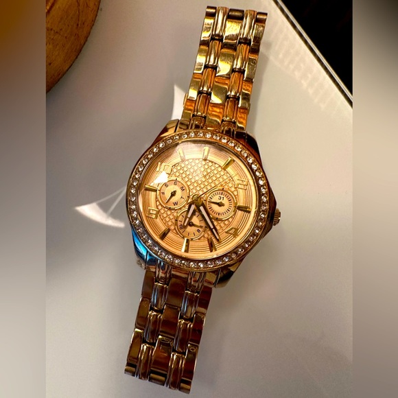 Women’s GUESS Multifunction Crystals Gold Stainless Steel Watch W0147L2/U0147L2 - Picture 2 of 6